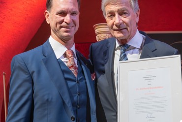 Besondere Auszeichnung für Sparkasse-Präsident Brandstätter